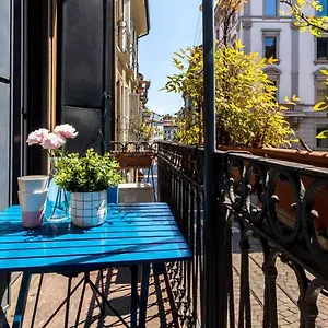 Apartment Joivy Charming With Terrace In The Very Heart Of, Milan